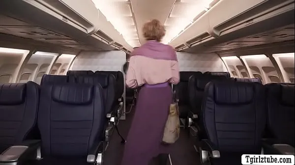 Μεγάλος TS flight attendant threesome sex with her passengers in plane θερμός σωλήνας