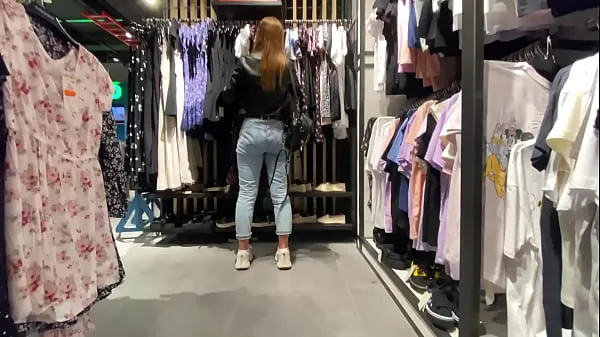 The Girl Worked Out The Purchase Right In The Locker Room Of The Shopping Center أنبوب دافئ كبير