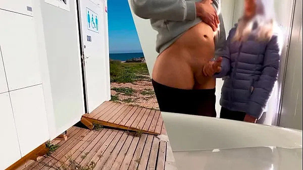 Stort I surprise a girl who catches me jerking off in a public bathroom on the beach and helps me finish cumming varmt rør