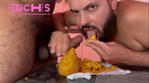 Stort COXINHA- boy sucks thick dick while eating coxinha varmt rør
