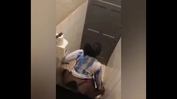 बड़ी It hit the net, Hot African girl fucking in the bathroom of a fucking hot bar गर्म ट्यूब