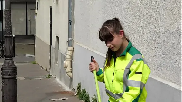 French star Luna Rival sweeps the streets 1 Tabung hangat yang besar