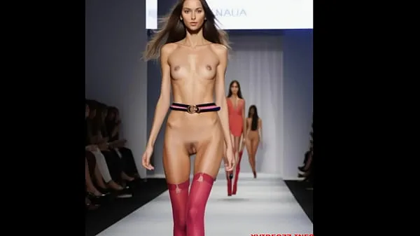 Gros Un Spectacle de Mode Époustouflant : Jeunes Mannequins Osent la Nudité sur le Catwalk avec des Bas Colorés tube chaud