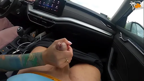 Stort Wife gives amazing handjob while driving a car varmt rør