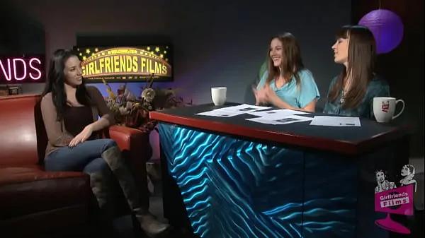 Dana and Samantha interview Jelena Jensen on the Kinky and Creepy Show Tabung hangat yang besar