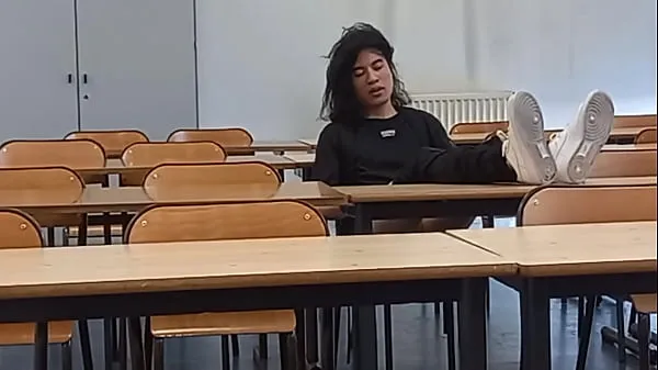Stort Horny at school during course revision, this French-Asian student takes out his cock in public, jerks off in a risky university classroom varmt rør