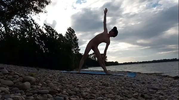 Ống ấm áp Skinny naturist twink practices naked yoga on a nudist beach lớn