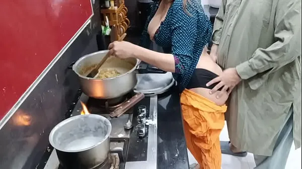 Grote Desi Housewife Anal Sex In Kitchen While She Is Cooking warme buis