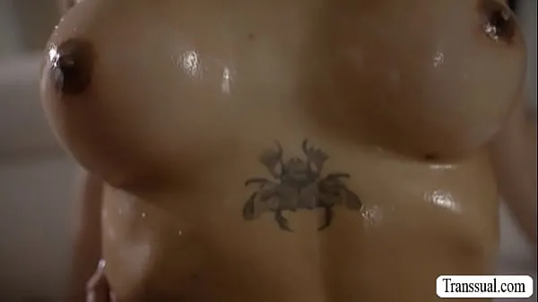 Büyük Ladyboy Eva Maxim fucks lotion seller sıcak Tüp