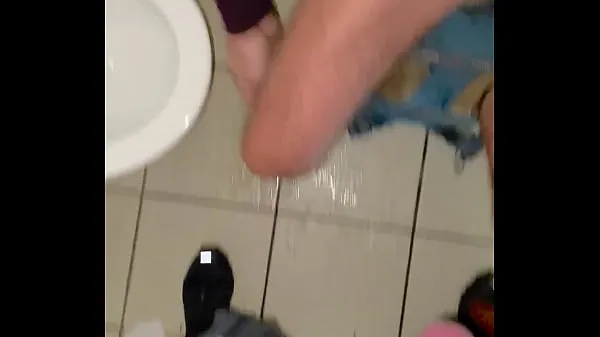 Grote Amateur gay sucking cock in public toilet warme buis