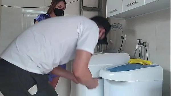 큰 Married woman teasing the technician who went to fix the washing machine, the naughty girl opened her bathrobe in front of him 따뜻한 튜브