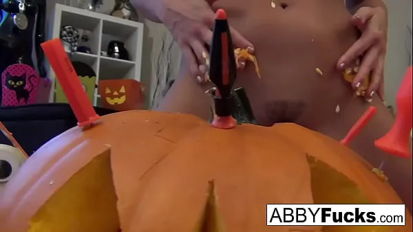 Grote Abigail carves a pumpkin then plays with herself warme buis