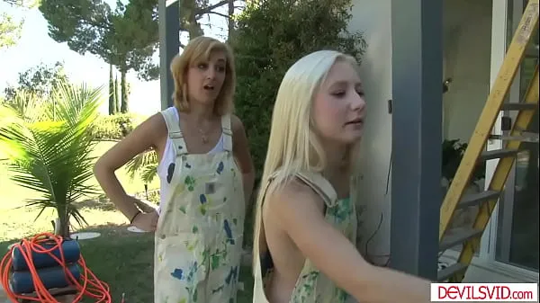 大Lesbian babe gets turned on seeing her blonde bff and cant wait for their work to strips her naked and starts kissing and licking her pussy暖管