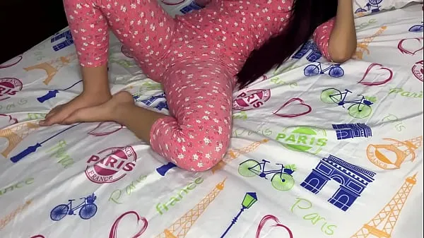 Stort Beautiful Stepdaughter Looking Under the Bed Exposes her Big Ass to the View of her Perverted Stepfather varmt rör