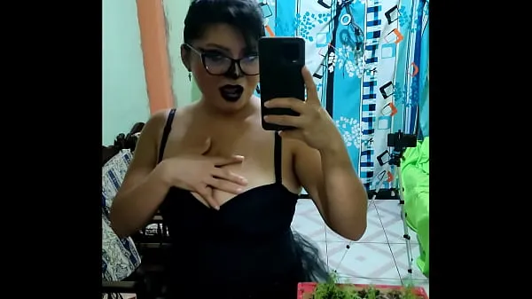 This is the video of the dirty old woman!! She looks very sexy on Halloween, she dresses as Dracula and shows her beautiful tits. he thinks he can still have sex and make homemade porn Tabung hangat yang besar