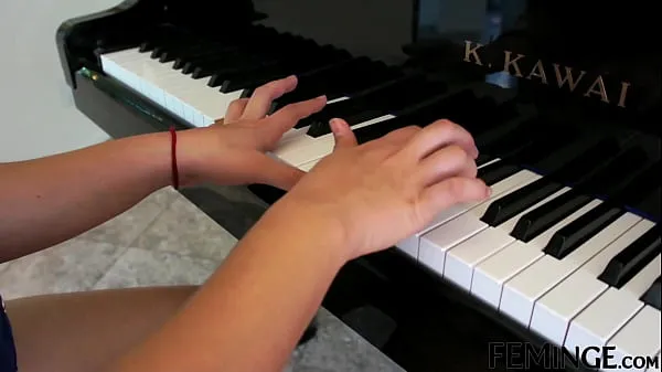 Suuri FEMINGE 4K - Lesbian Piano Teacher Is Seducing The Student lämmin putki