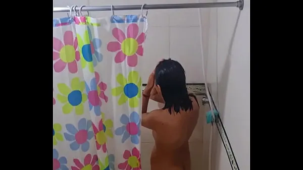 Grote Spying on my best friend's Argentine wife in the shower warme buis