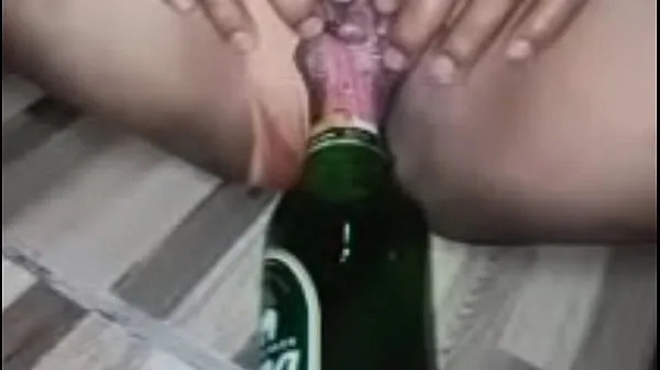 Beautiful girl fucks her pussy until he squirts all over her clit Tabung hangat yang besar