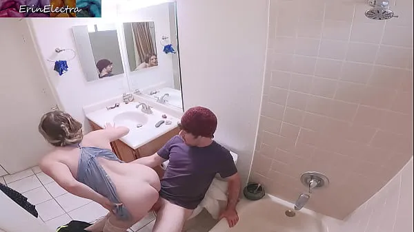 Gros Belle-mère se masturbant dans la salle de bain invite son beau-fils à faire l'amour tube chaud