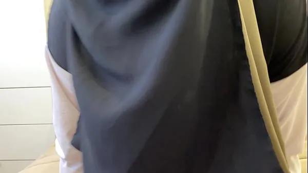 Grande Syrian stepmom in hijab gives hard jerk off instruction with talking tubo quente