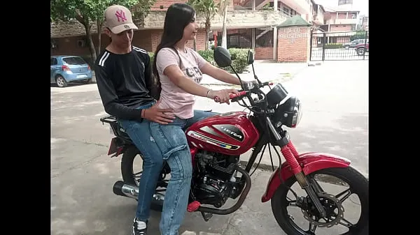 I WAS TEACHING MY NEIGHBOR DEK NEIGHBORHOOD HOW TO RIDE A MOTORCYCLE, BUT THE HORNY GIRL SAT ON MY LEGS AND IT EXCITED ME HOW DELICIOUS Tabung hangat yang besar