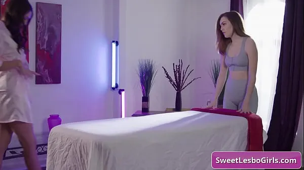 大Sexy lesbian customer gets oiled up and enjoy wet sex massage - Bella Rolland, Freya Parker暖管