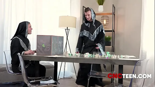 Stort DND Cosplay Anal Freeuse Playing A Board Game varmt rör