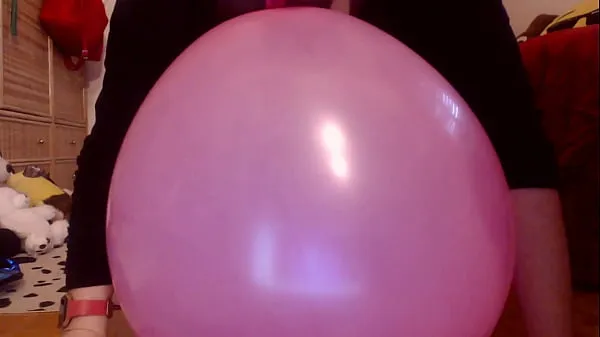 Big Italian milf cums on top of the balloons all wet warm Tube