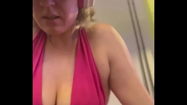 Grande Wow, my training at the gym left me very sweaty and even my pussy leaked, I was embarrassed because I was so horny tubo quente