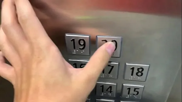 Gros Sexe en public, dans l'ascenseur avec un inconnu et ils nous surprennent tube chaud