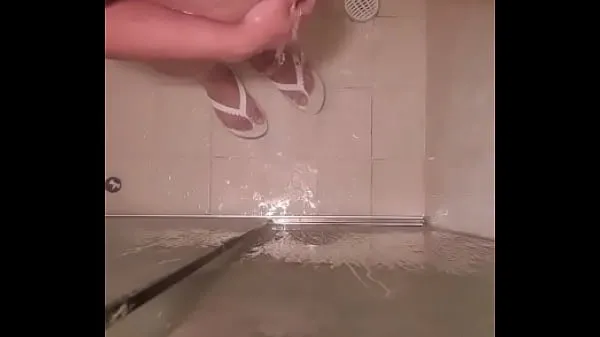 Gros Pablobra on the floor in the bathroom tube chaud