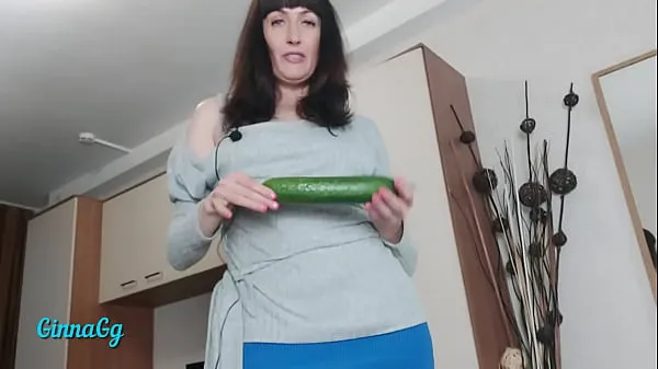 Ống ấm áp my creamy cunt started leaking from the cucumber. fisting and squirting lớn