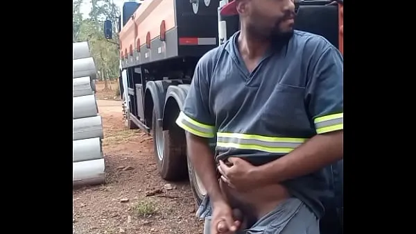 Velká Worker Masturbating on Construction Site Hidden Behind the Company Truck teplá trubice