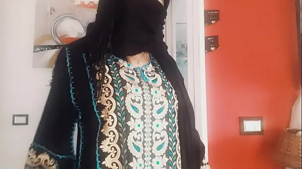 Stort Muslim girl wanna try to suck varmt rör