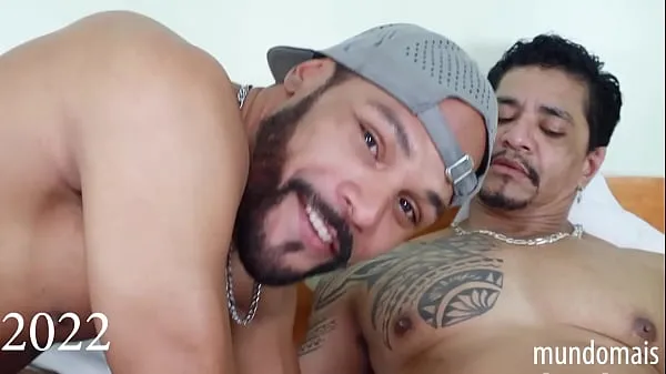 Grande Two friends discover that they have big, thick cocks and they like it tubo quente