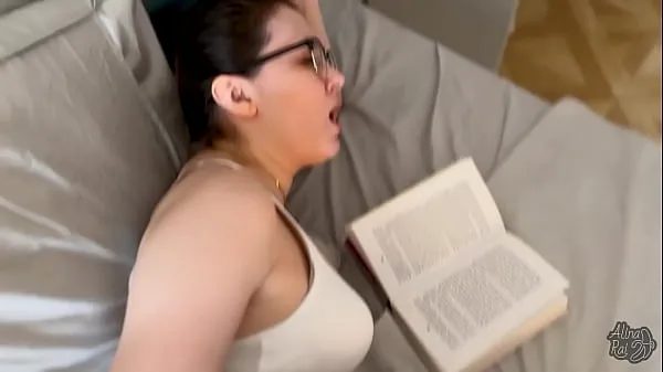 Stort Stepson fucks his sexy stepmom while she is reading a book varmt rör