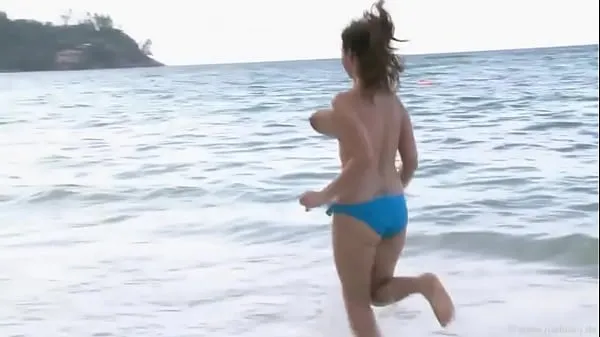 Stort bouncing beach boobs varmt rör