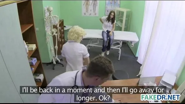 Horny assistant hits on her patient أنبوب دافئ كبير