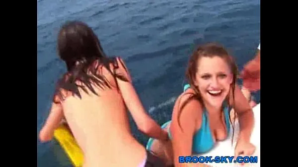 Teens Swimming Topless أنبوب دافئ كبير