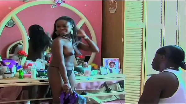 Velká big titted ebony actress walks around naked on moive set at end of video teplá trubice