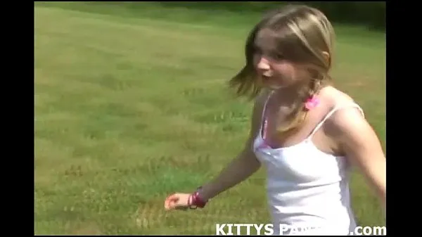 Stort Innocent teen Kitty flashing her pink panties varmt rör