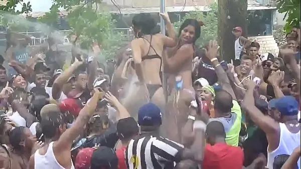 Grote Women undress at Panamanian carnival - 2014 warme buis