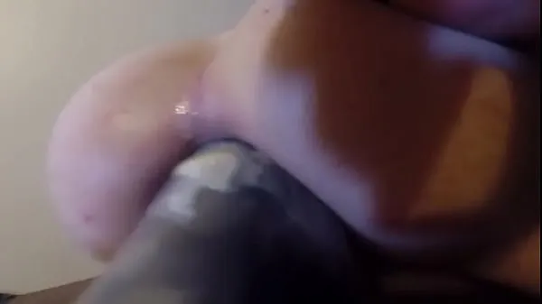 Stort girlfriend inserting huge anal dildo varmt rør