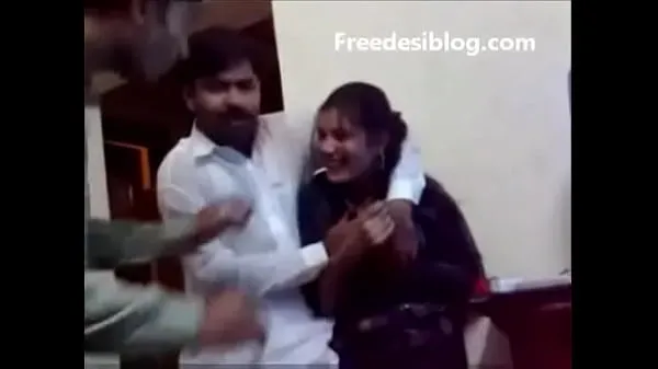 Stort Pakistani Desi girl and boy enjoy in hostel room varmt rør