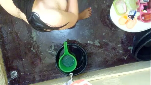 بڑی sexy indian girl showers while hidden cam tapes her گرم ٹیوب