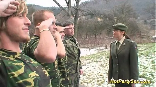 Grote Military Chick gets soldiers cum warme buis