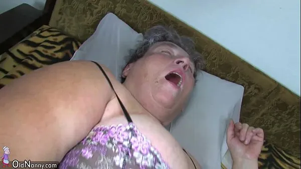 Velká Old chubby teaches her chubby y. woman masturbating use dildo teplá trubice