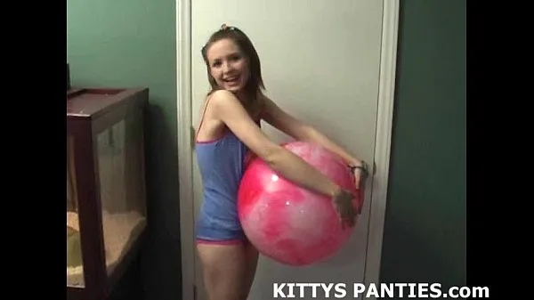 Grote 18yo teen Kitty throws her first s. party warme buis