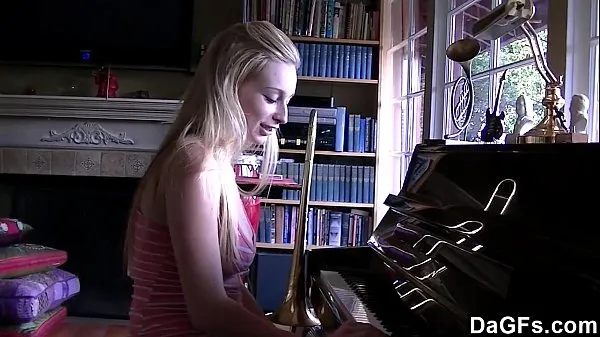 Stort Dagfs - She Fucks During Her Piano Lesson varmt rør