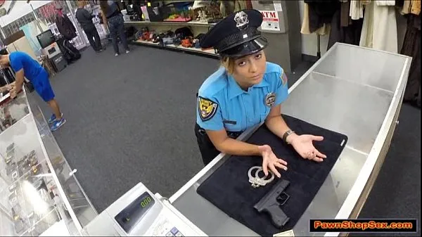 Stort Police officer pawns her gun and is fucked varmt rør
